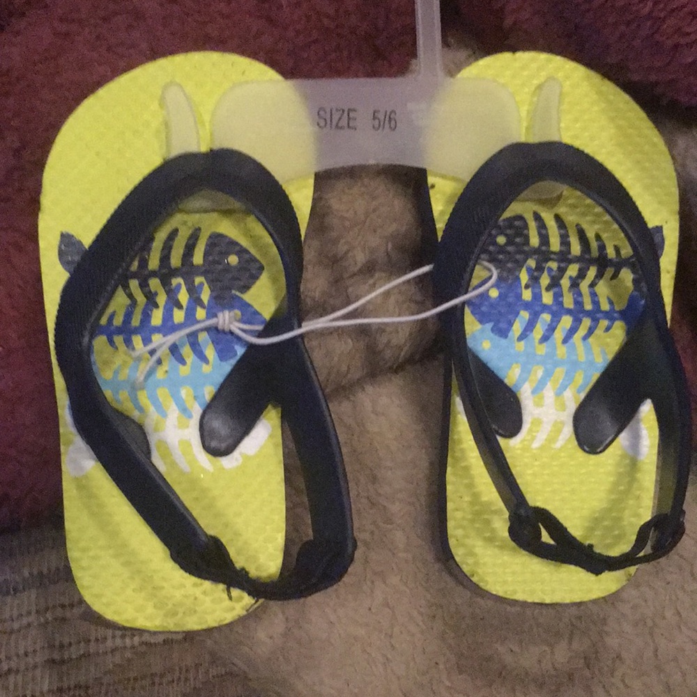 Toys r us yellow sandals size 5/6 like new !